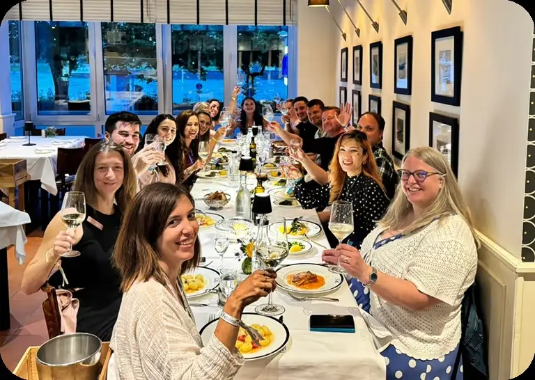 Teilnehmerinnen und Ambassadorinnen der Investiere Dich Frei Community beim gemeinsamen Stammtisch