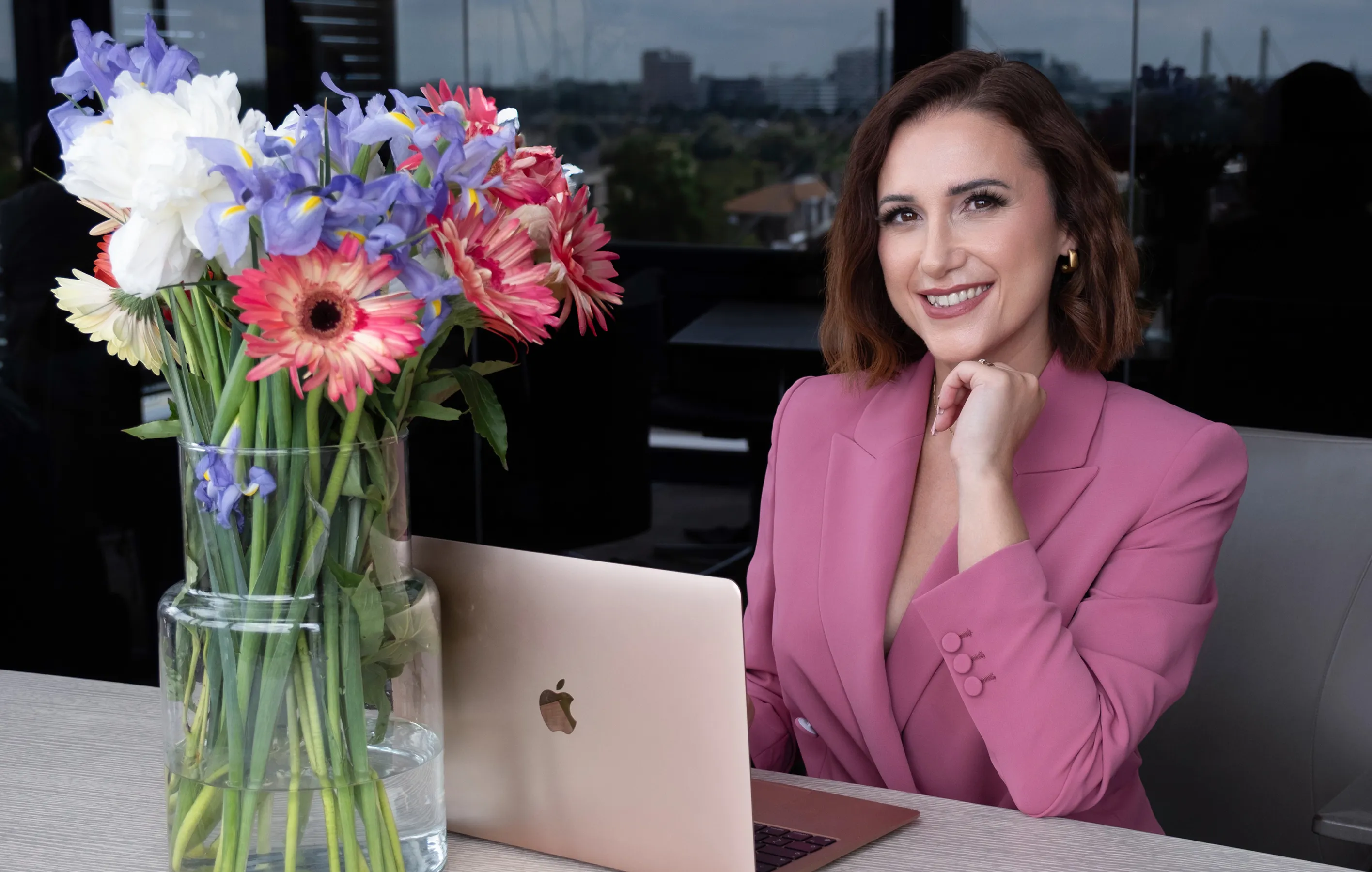 Emilia Bolda mit Laptop als Mentorin für die Aktien Masterclass